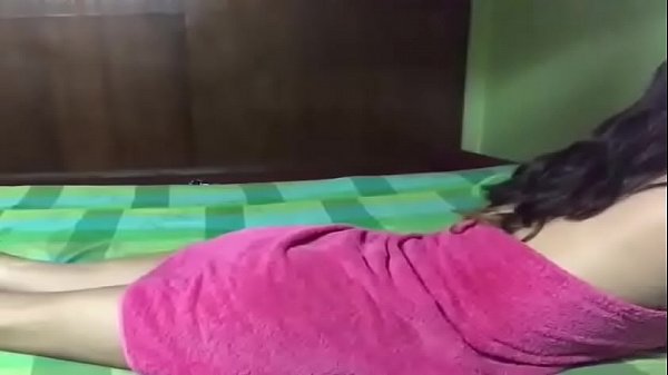 Frotter Le Clitoris Pendant Que Le Sexe Peut La Rendre Excit&eacute;e thumbnail