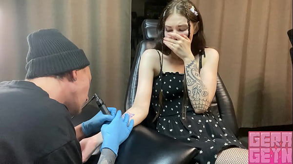 Nonton Gerageyn -i Decided To Thank To The Tattoo Artist And Sucked His Huge Dick, He Gdve Me Some Candy thumbnail