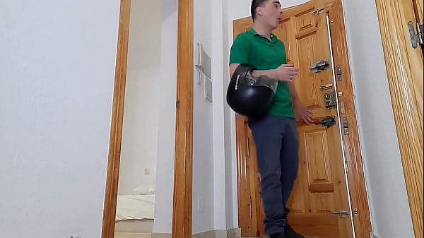 Repartidor A Domicilio Recibe Caliente Mamada De Rubia Madura thumbnail