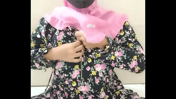 Adik Tiri Hijab Sedang Colmek Untuk Pacarnya thumbnail