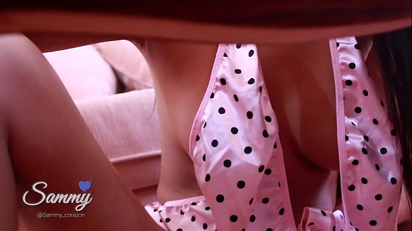 Nonton Espiada Por Debajo De La Mesa thumbnail