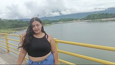 Chica abandonada por su novio se folla a un extraño luego de auxiliarla por verganza