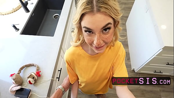 Nonton Tiny Stepsis Excited To See Her Stepbro Back From College thumbnail