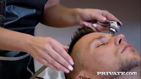 Nonton Novice Hairdresser Takes A Huge Cock In Her Pussy thumbnail