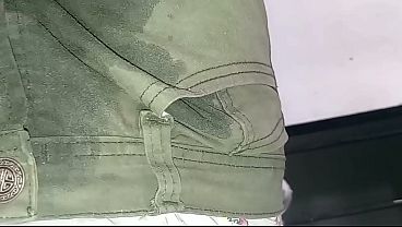Pa&ntilde_al de tela orinado con pantalon puesto
