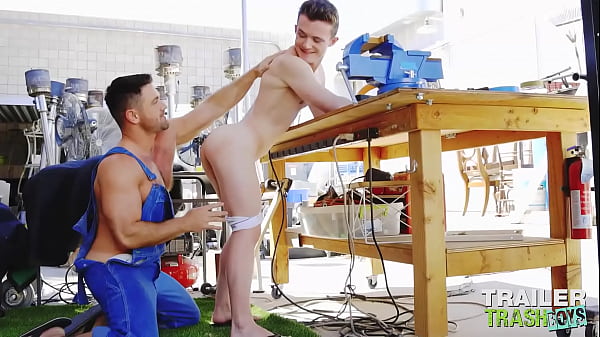 Trailertrashboys Muscular Hunk Seduces And Breeds Jock thumbnail
