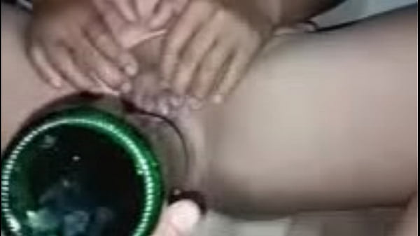 Nonton แหกหีสาวใหญ่เอาขวดแหย่หีแล้วเอาควยเย็ดแตดจนน้ำแตกเต็มหี thumbnail