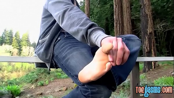 Homo Shows His Feet And Tugs His Dick thumbnail