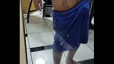 Preto macho e tatuado gemendo de dor na agulha de tatuagem Preto macho e tatuado gemendo de dor na agulha de tatuagem