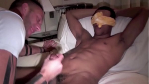 Le Rebeu Se Fait Sucer Par Un Mec Les Yeux Band&eacute;s thumbnail