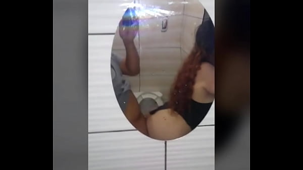 SEXO PUBLICO la acabo de conocer en una fiesta del colegio y termino cogiendola sexo en el bañ_o