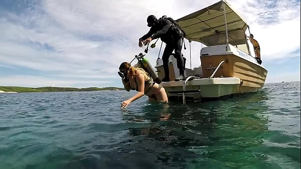 Nonton Horny Chubby Croatian Chick Gets Horny Underwater By The Yacht thumbnail