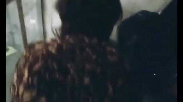 Mi jefa atendía una llamada!! Mientras su marido se hace un rapidito con mis nalgas. ?