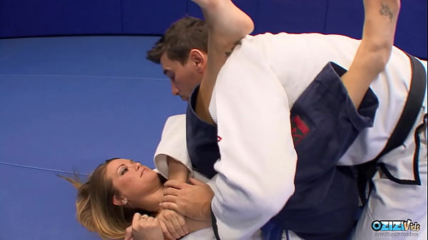 Nonton This Lush Tattooed Brunette Looks Totally Fuckable While Being Rammed Up Against The Wall thumbnail