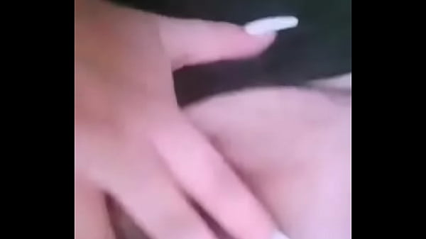 Se Mete El Dedo Y Se Toca Sus Enormes Tetas thumbnail