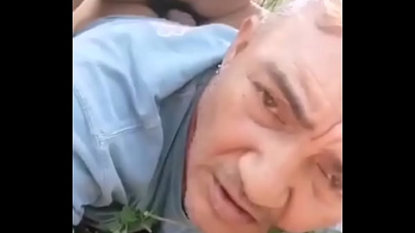 Se Coje A Feo Al Aire Libre thumbnail