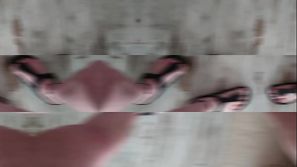 Barfu&szlig; Diashow Mit Nylonjunge In Birkenstocks thumbnail