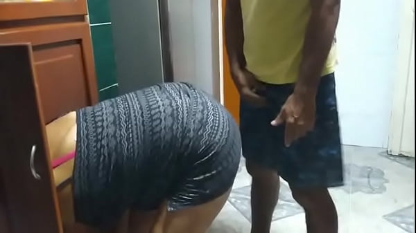 Interrumpo A Mi Suegra En La Cocina Y La Pongo A Chupar Mi Polla thumbnail