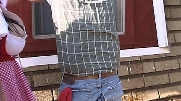 Nonton Stacked Raven-haired Bombshell In A Costume Has Some Fun With A Dude thumbnail