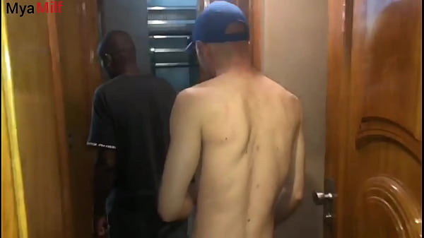 Marido Chamou O Amigo Para Assistir O Jogo E Acabaram Fazendo Sexo A Esposa Dele thumbnail