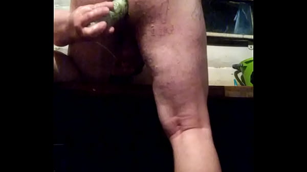 Русский гей трахнул свою толстую задницу длинным огурцом! Растянул анал огромным дилдо! Гей снял на смартфон как его ебут в жопу! thumbnail