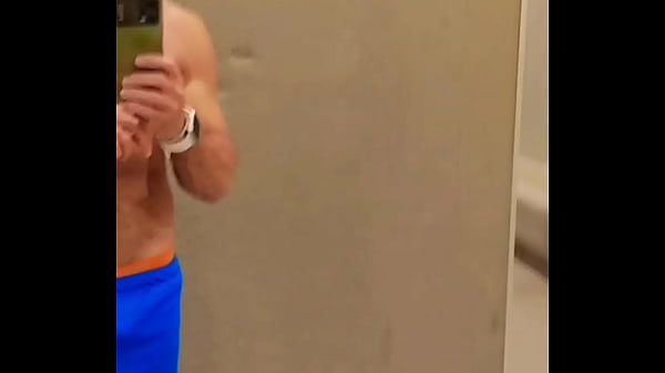Horny in the gym bathroom after training. Tes&atildeo no banheiro da academia depois do treino