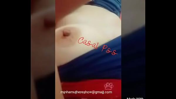 Esposinha pagando peitinho no sof&aacute_ - Casal Pss