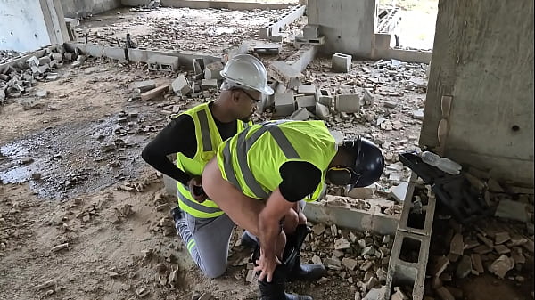 Meu Colega Eletricista Enfia D&oacute;is Consolo No Meu Cu Na Obra thumbnail