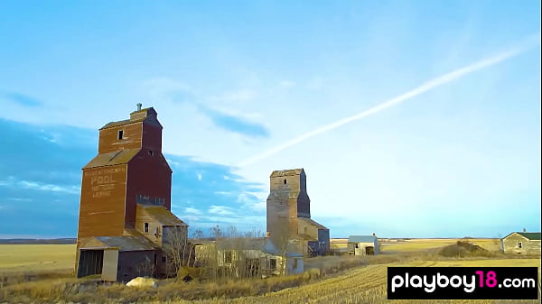 Nonton Smiling Naked Blondie Showing Us Around Her Amazing Body thumbnail