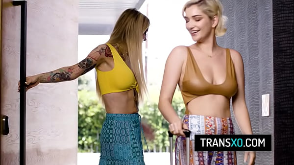 Sexy shemale fucks girl pussy 