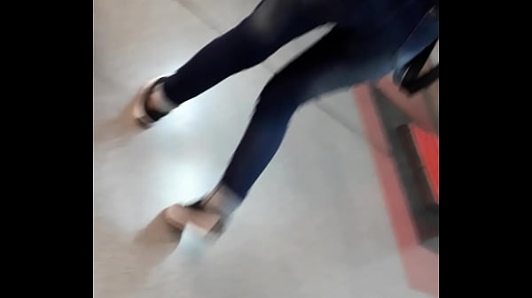 Pendeja nalgona en la calle 