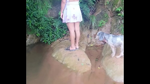 Caminamoa lejos para llegar a una cascada (parte uno) 