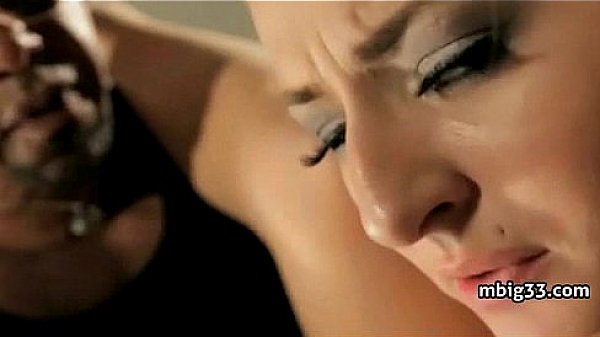 Nonton Oiled Up Hottie Fucks A Big Black Cock thumbnail