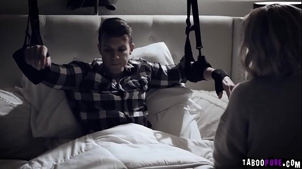 Nonton Kit Mercer Jerks Off Her Horny Stepsons Huge Young Cock Until He Cums thumbnail