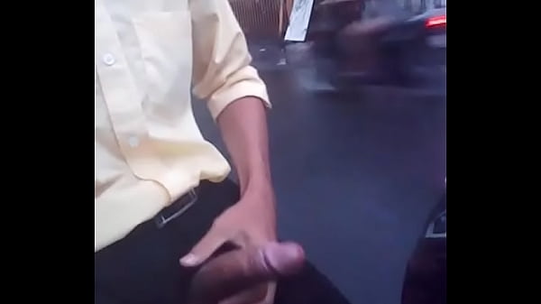Sục cặc giữa đường SG/Gay masturbates on street