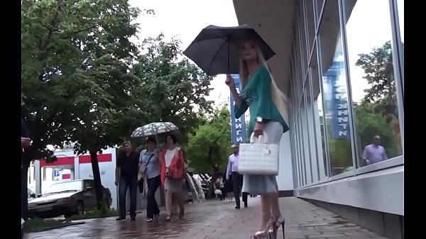 Nonton Mais Que Se Cache T'il Sous La Jupe De Cette Bourgeoise thumbnail