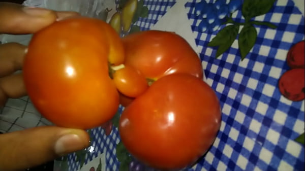 Tomate an&atilde_o gostoso metendo o pauz&atilde_o grosso no rab&atilde_o do tomate cuzudo