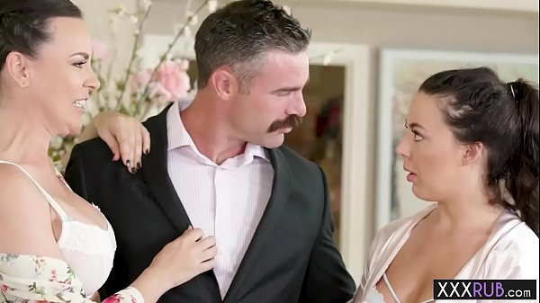 Nonton Wet Brunette Professionals Banged By A Random Guy thumbnail