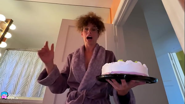 Nonton Hot Step Milf Accidentally Sits On Cake At Family Party thumbnail