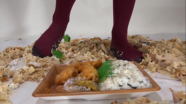 foodcrush　A woman stepping on food