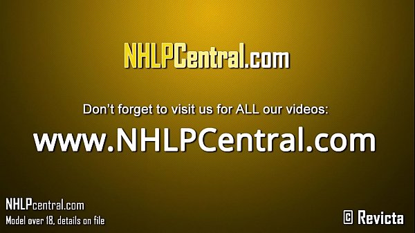 Nonton Brunette Masturbates In Sheer Pantyhose thumbnail