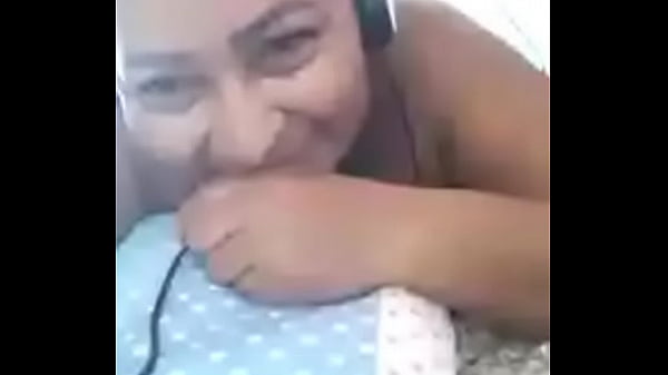 Caiu na net coroa todinha peladinha na cama mostrando a bunda enorme e peitos deliciosos no novinho safado