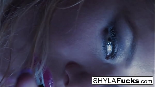 Blonde Babe Has Some Fun thumbnail