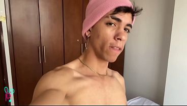 ISAK VUELVE Y NOS MUESTRA SU ENORME POLLA LLENA DE ESPERMA CALIENTE 