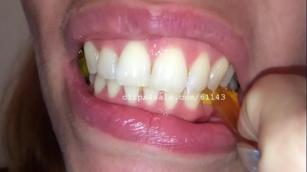 Nonton A Sexy Girl Chewing Candy thumbnail