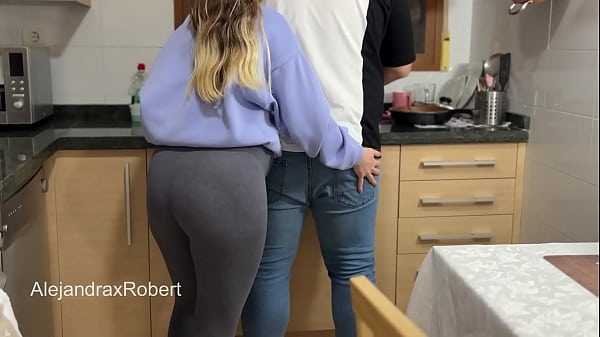 Deja De Lavar Los Plaos Y Follame Ya thumbnail