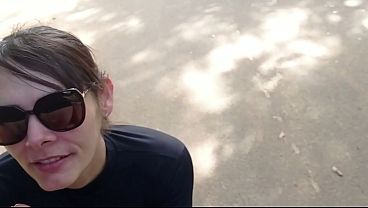 Casada Pagando Boquete No Meio Da Rua Durante O Dia Para Desconhecido thumbnail