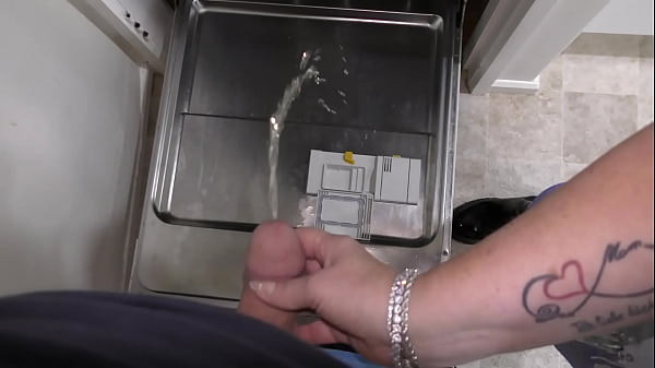 Nonton Trashy Milf Drinks Spare Piss As Her Dom Pisses In The Dishwasher thumbnail