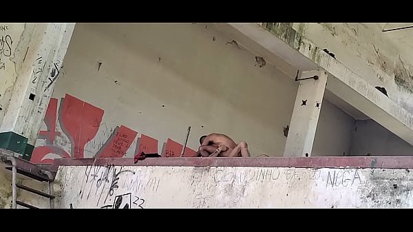 Bastidores - Uma Foda Nas Alturas Em Galp&atilde;o Abandonado Longe Da Civiliza&ccedil;&atilde;o, Esses Dois Sabem Aproveitar O Tempo. thumbnail