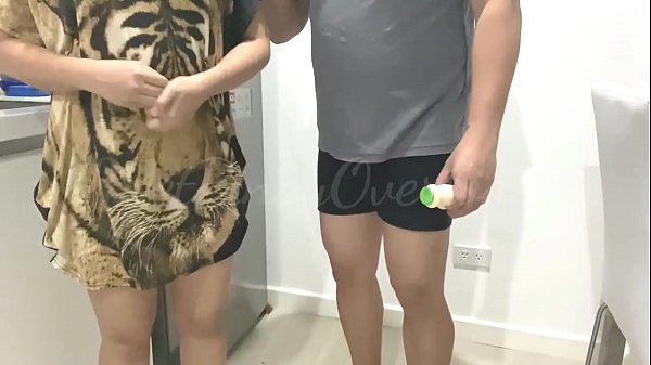 Malibog Na Lalaki Kinantot Ang Housemate 